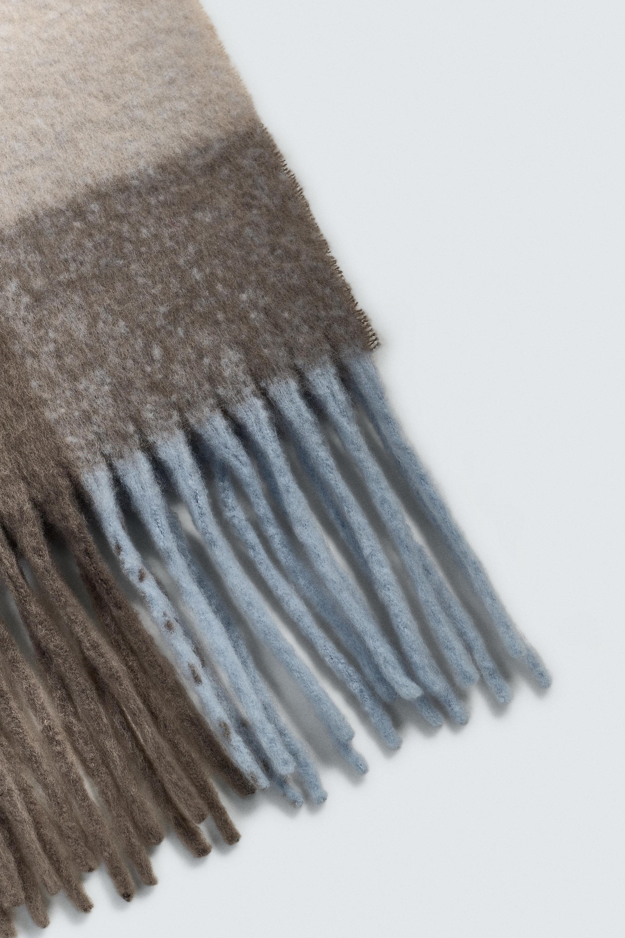 ÉCHARPE À CARREAUX ET FRANGES